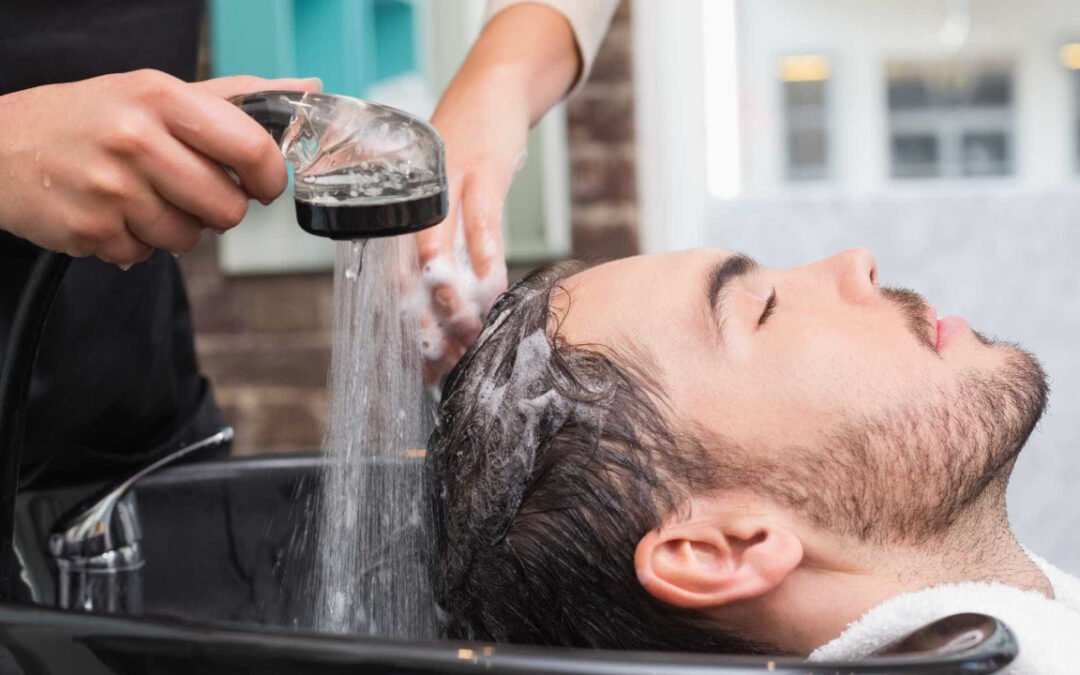 Cuidados essenciais para cabelos masculinos.
